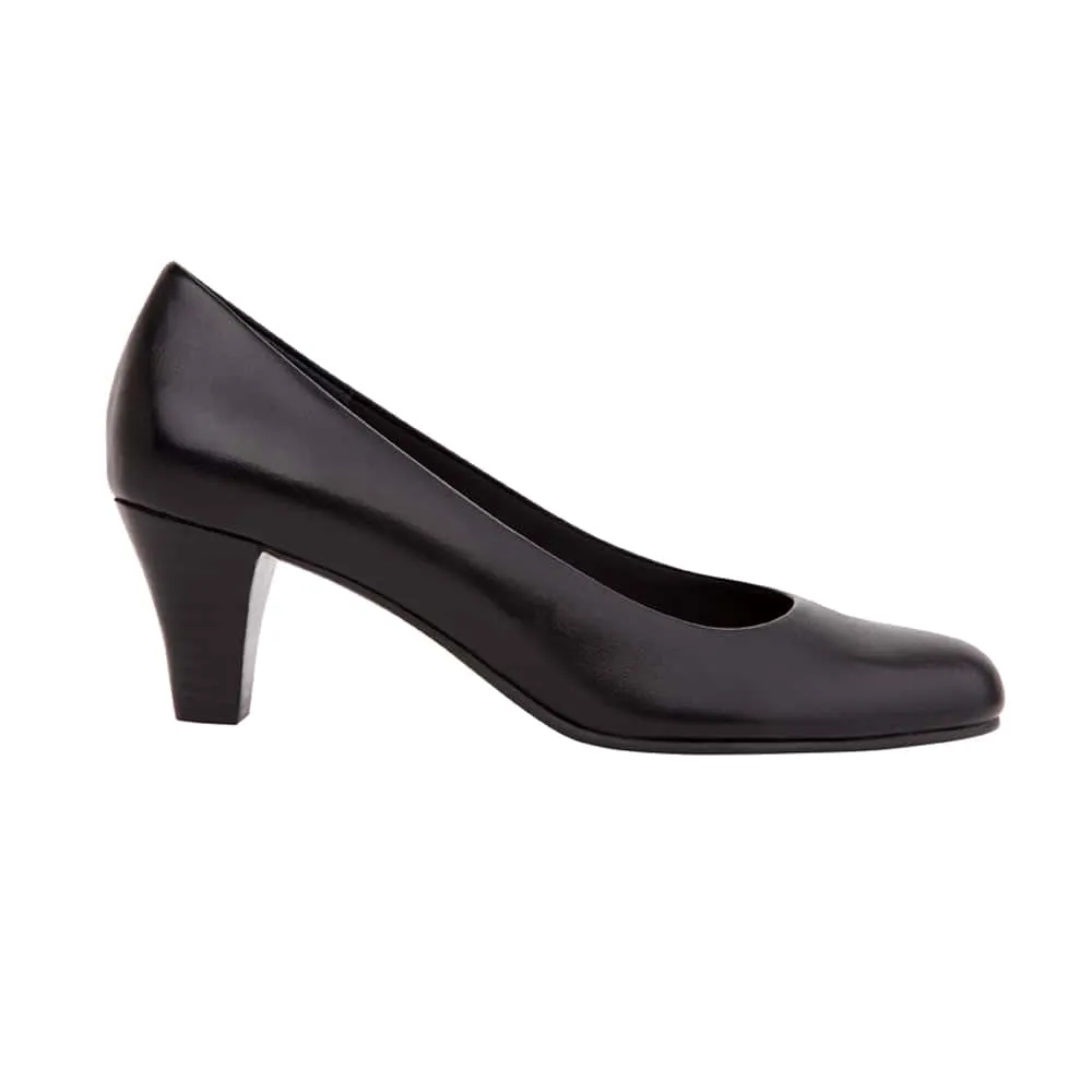 Linda Heel in Black Leather