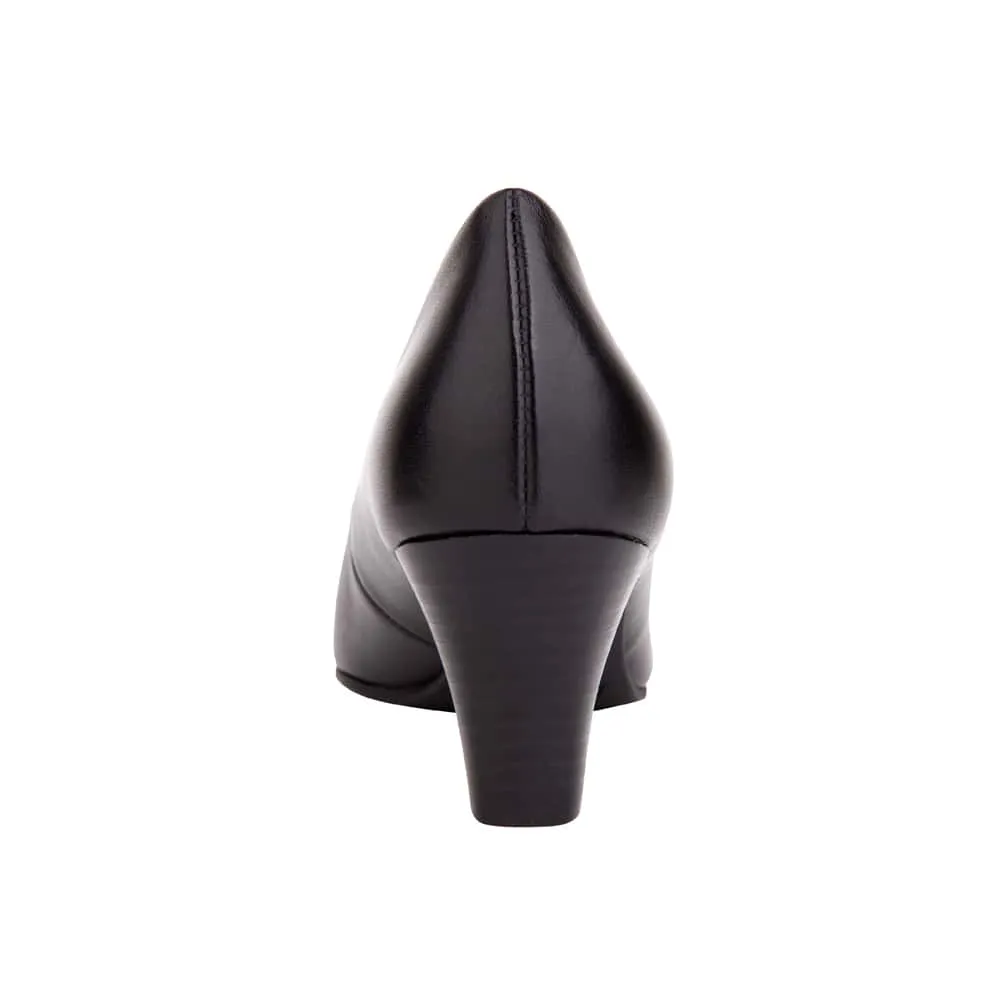 Linda Heel in Black Leather